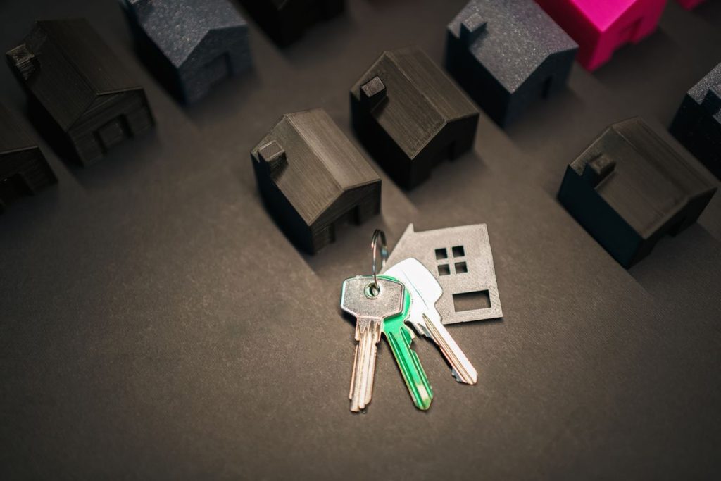 Cặp đôi trẻ nhận chìa khóa nhà mới sau khi mua nhà lần đầu