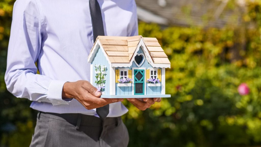 Người mua nhà tìm hiểu thông tin tin đăng bất động sản